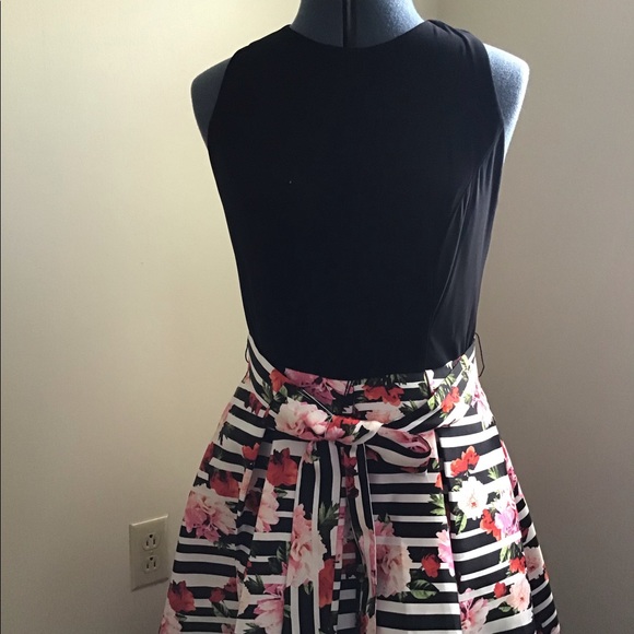 Dress with floral skirt - Picture 3 of 6